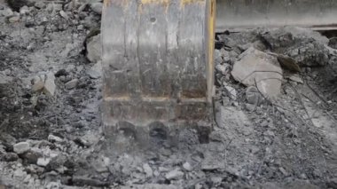 Otoyol tamiratında beton kırmak için hidrolik kaya matkabı kullanan sürüngen kazıcısı. Otobanın eski beton kaldırımının kaldırılması