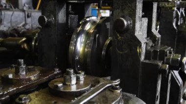 Makine aletleri ve ekipmanlarla atölye çalışması, metal borular için çelik rulo. Metal boruların üretimi için bitki. Çelik borular yığını.