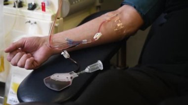 Gönüllüler modern bir donör merkezine kan bağışlıyor. Kan bağışçıları