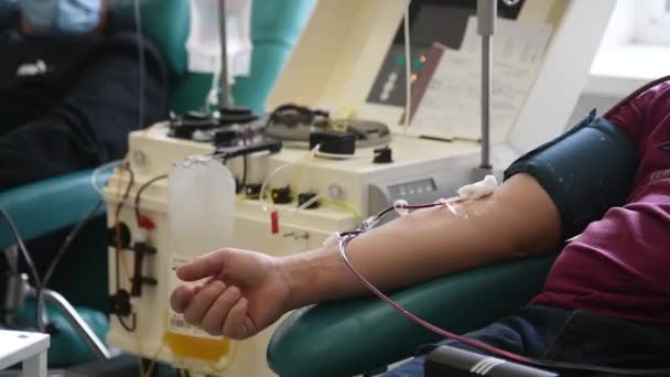Volontärer Donerar Blod Till Ett Modernt Givarcenter Blodgivare — Stockvideo