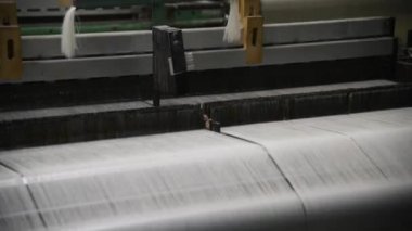 Endüstriyel kumaş üretim hattı. Bir tekstil fabrikasında dokuma tezgahı
