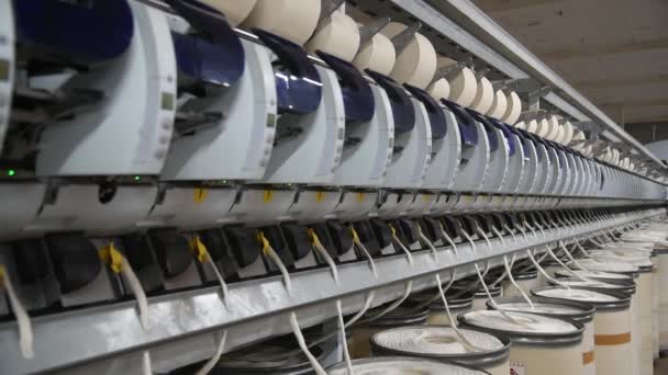 Linha Produção Tecido Industrial Tecelagem Teares Uma Fábrica Têxteis — Vídeo de Stock
