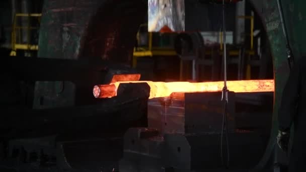 Fábrica Herrería Forjar Una Gran Palanquilla Metal Caliente Con Una — Vídeos de Stock