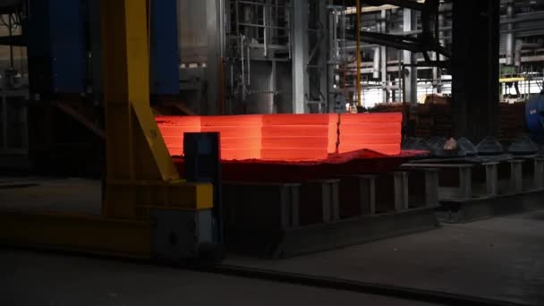 ブラックスミス工場だ 大型金属インゴットは 産業用鍛造プレスを使用してその後の鍛造のために炉内で加熱されます — ストック動画