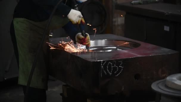 Werknemer Slijpt Een Groot Metalen Deel Met Een Emery Tool — Stockvideo