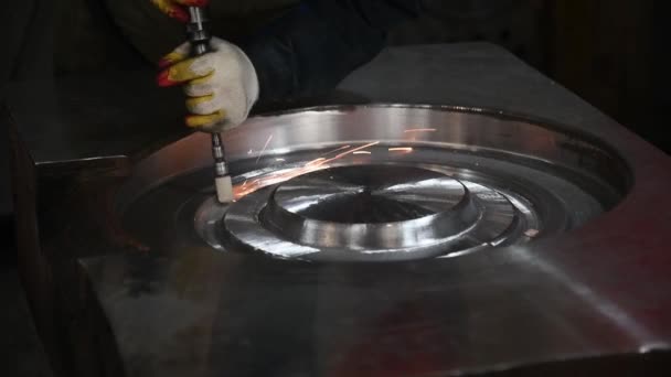 Werknemer Slijpt Een Groot Metalen Deel Met Een Emery Tool — Stockvideo