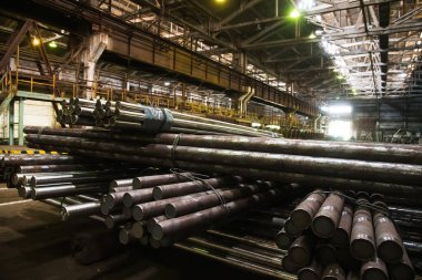 Metal yapılar ve eski metalürji fabrikasının içi ve dışı. Metali eritme süreci. Çelik işçisi. Metalurji girişiminin ürünleri..