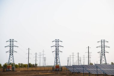 Gökyüzü arka planında fotovoltaik güneş enerjisi paneli, yeşil temiz Alternatif enerji kavramı