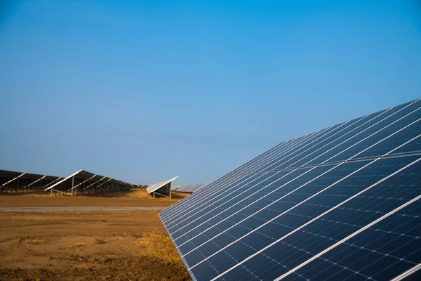 Fotowoltaiczny Panel Energii Słonecznej Tle Nieba Zielona Czysta Koncepcja Energii — Zdjęcie stockowe