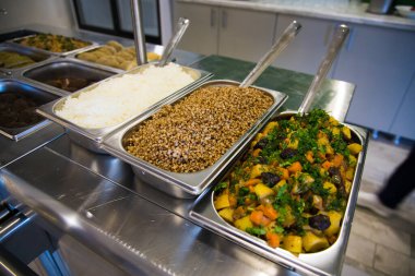 Halka açık yemek salonunda, çeşitli yemeklerden seçebilirsiniz.