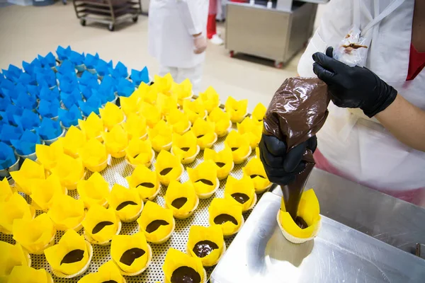 Preparation Chocolate Cupcakes Confectioners Factory Conditions — Stock Photo, Image