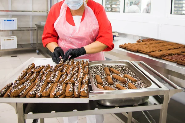 Een Medewerker Van Een Bakkerij Bezig Met Bereiding Van Koekjes — Stockfoto