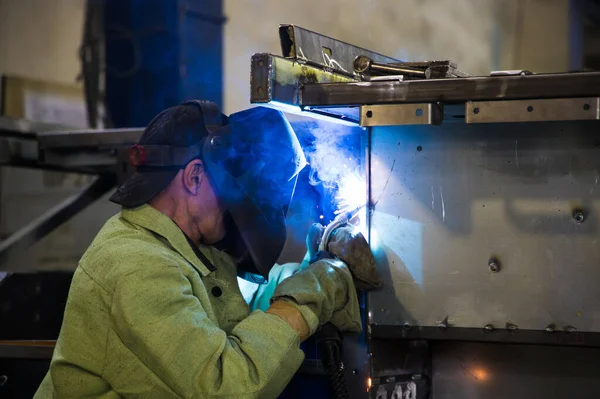 Sparks While Welder Uses Torch Welding — Stock Photo, Image