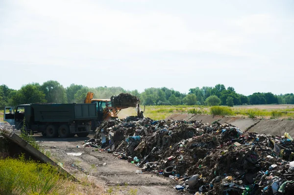 Koparka Ładuje Śmieci Składowiska Ciężarówki Celu Dalszego Przetwarzania — Zdjęcie stockowe