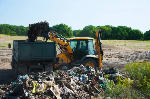 Escavadora Carrega Lixo Aterro Caminhão Para Processamento Posterior — Fotografia de Stock