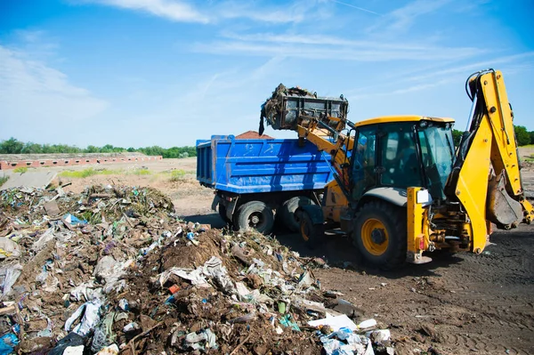 Excavator Loads Garbage Landfill Truck Further Processing — Stock Photo, Image