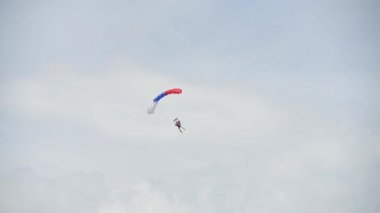 Mavi gökyüzünün arka planında paraşütçü. Hava dalışı yarışmaları