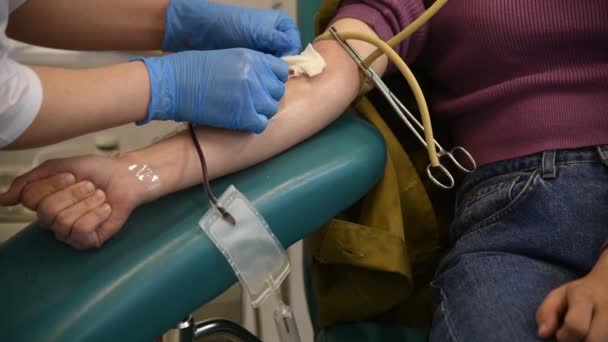 Donante Sangre Donar Centro Médico Primeros Planos Mano Una Mujer — Vídeos de Stock