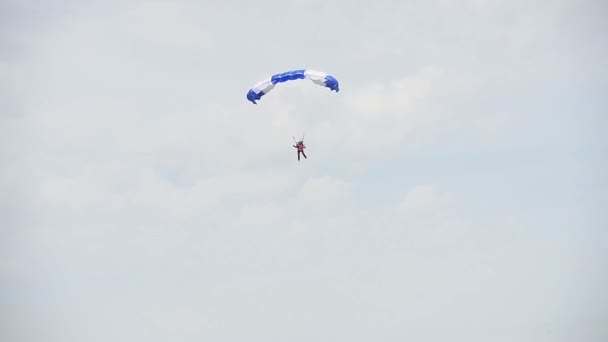 Parachutiste Sur Fond Ciel Bleu Concours Parachutisme — Video