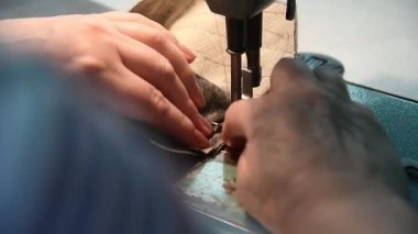 Ekipmanlarının arkasında çalışan bir terzi. Terzilik süreci, tasarım atölyesi, giyim endüstrisi konsepti