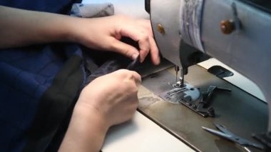 Ekipmanlarının arkasında çalışan bir terzi. Terzilik süreci, tasarım atölyesi, giyim endüstrisi konsepti