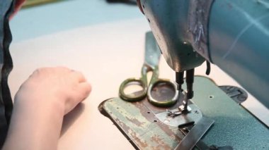 Ekipmanlarının arkasında çalışan bir terzi. Terzilik süreci, tasarım atölyesi, giyim endüstrisi konsepti