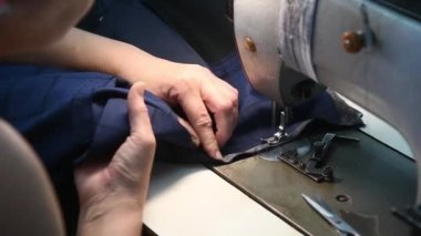 Ekipmanlarının arkasında çalışan bir terzi. Terzilik süreci, tasarım atölyesi, giyim endüstrisi konsepti