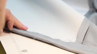 Ekipmanlarının arkasında çalışan bir terzi. Terzilik süreci, tasarım atölyesi, giyim endüstrisi konsepti