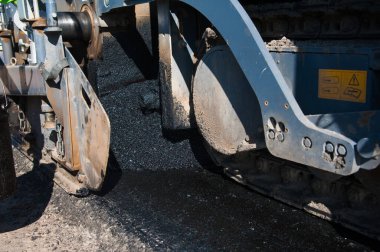 Yol silindirleri yeni yol inşaatında çalışıyor.