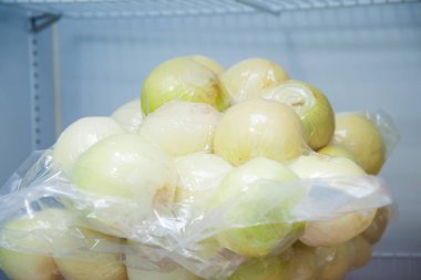 Soğanları buzdolabının raflarındaki vakum ambalajında depolamak.