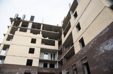 Çok katlı bir bina. Çok katlı konut inşaatı