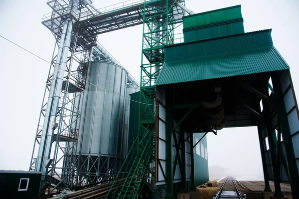 Graanverwerkingsfaciliteit Binnen Industriële Silo Apparatuur Voor Voedselproductie — Stockfoto