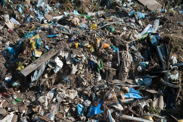 Aterro Lixo Doméstico Entre Árvores Verdes Que Polui Meio Ambiente — Fotografia de Stock