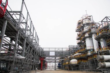 Rafineri benzin, yağ ve diğer rafine petrol ürünleri üretiyor.