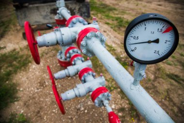 Petrol endüstrisi için ekipman. Yağ pompaları, basınç göstergeleri, vanalar ve vanalar. Avrupa petrol sahasında petrol ve gaz kuyuları operasyonu