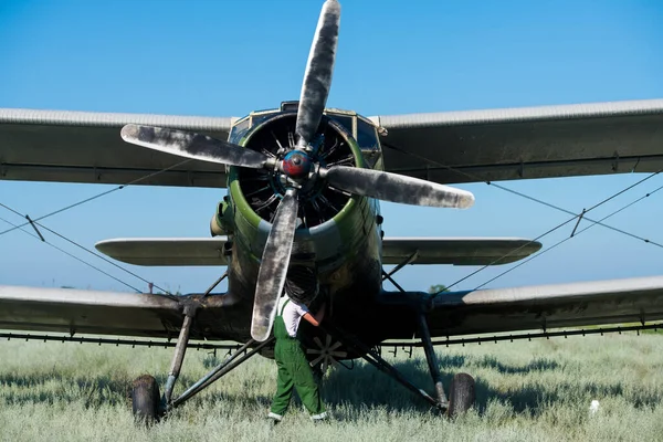 Tecnico Dell Aviazione Prepara Aeromobile Agricolo Prossimo Volo Controlla Praticabilità — Foto Stock