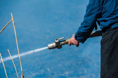 Kızgın orman bahar yangınları. Kuru otları yakıyor, göl boyunca kamış yakıyor. Çayırda çimler yanıyor. Ekolojik felaket. Ateş ve duman tüm yaşamı yok eder. İtfaiyeciler büyük yangını söndürür. Çok duman var.