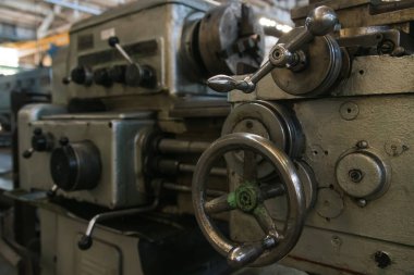 Dönüş makinesi fabrikanın atölyesinde bulunur ve metal işlemek için kullanılır.