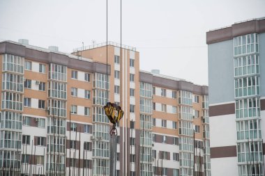 Çok katlı bir bina. Çok katlı konut inşaatı