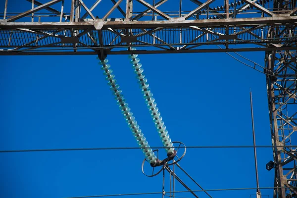 Yüksek Voltajlı Güç Transformatörü Mavi Gökyüzüne Karşı Güç Santrali — Stok fotoğraf