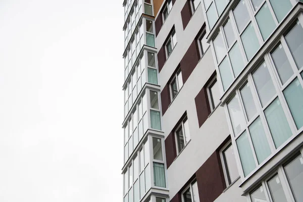 Pared Del Nuevo Edificio Residencial Hay Balcones Ventanas Apartamentos — Foto de Stock