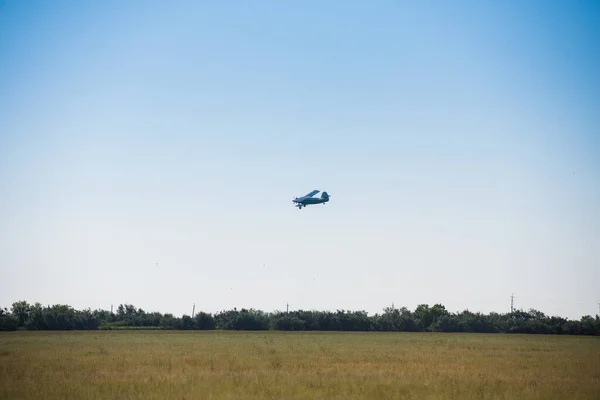 青い空に対する小型航空機 農業用航空機の飛行 — ストック写真