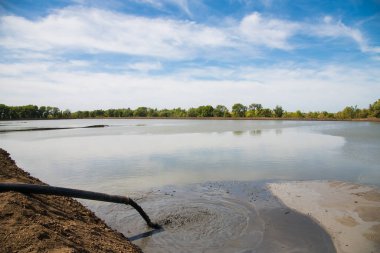 Atık bir borudan direkt olarak su vücutlarına boşaltılıyor.
