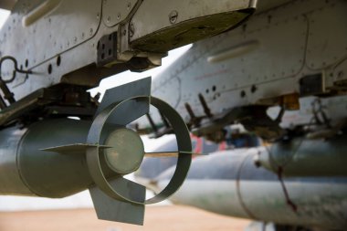 Uçağa yüklenen bombanın kuyruk kısmı.