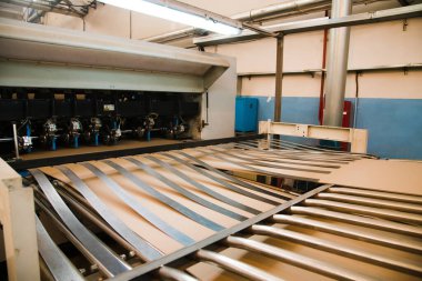 Fabrikadaki karton ve karton üretimi için üretim hattı.