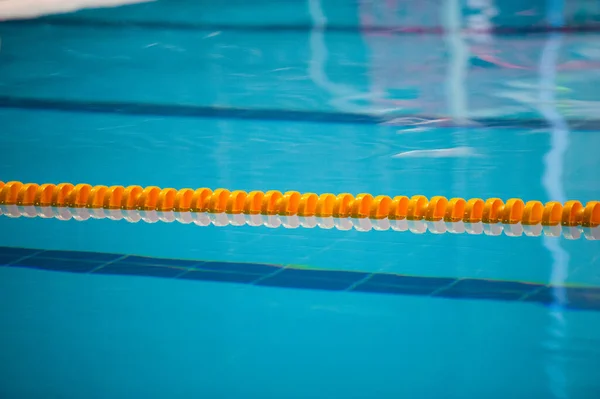 看到一个空荡荡的公共游泳池在室内 一个竞赛游泳池的跑道 — 图库照片