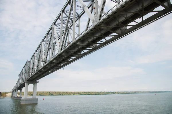 Μεγάλη Μεταλλική Σιδηροδρομική Γέφυρα Κατά Μήκος Του Ποταμού Μια Ηλιόλουστη — Φωτογραφία Αρχείου