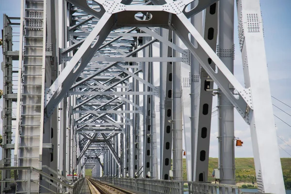 阳光明媚的夏日 横跨河流的大型金属铁路桥 — 图库照片