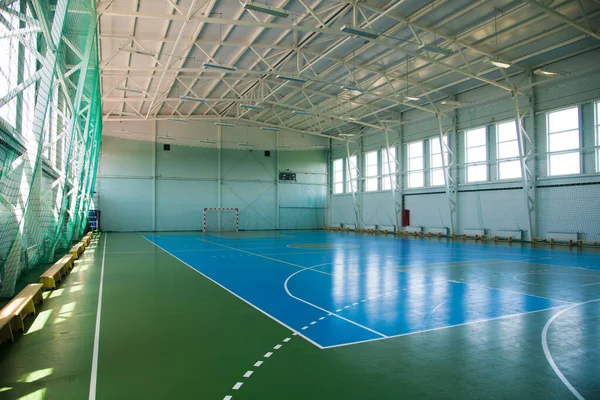 Wnętrze Szkolnej Hali Sportowej Gry Koszykówkę Siatkówkę Piłkę Ręczną Sport — Zdjęcie stockowe