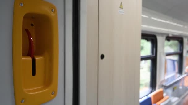 Hamulec Bezpieczeństwa Przedziału Kolejowego Wnętrze Pociągu Podróże Kolejowe — Wideo stockowe